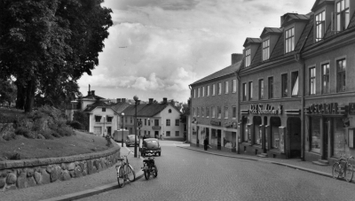 Här ser du resultatet efter rivning av husen och tillkomsten av terrassen. Gatan har breddats, fotot är taget 1952. Titta gärna mot stödmuren, där finns en milstolpe från 1737 inmurad. (Bildid. 24464)