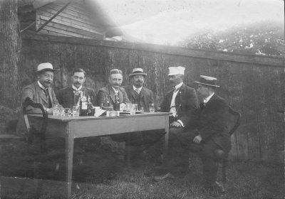 O.O. Wahlberg, Wågman (läkare), ?, ?, Dr. Lind, Ap. Edl...i bakgrunden hönshuset och taket till boningshuset Borgmästargården.