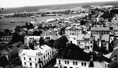 Från kyrktornet mot torget (nästan som en flygbild)
Rådhuset 
Göteborgsbanken 
Jordbrukskassan

