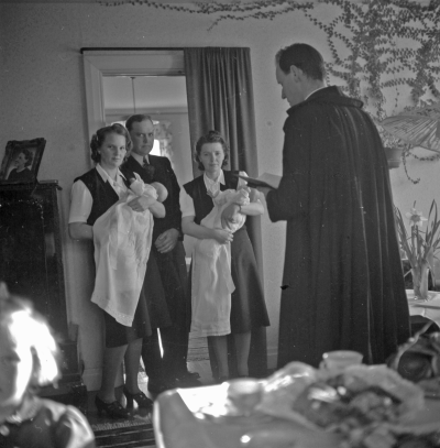 Einar Garnfors med familj
- dop i hemmet -

Dok.111028/KG