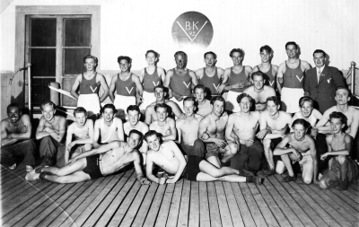 Gruppfoto i Emil Andersson, nerlagda snickeriverkstad 1942-44. Bakre raden från vänster V. Liljegren, ? Lindgren, ? , Axel Holmberg, Gösta Sandberg, Georg Johansson (Vadkvist) S.G. Leander, Olle Lilja o Paul Wallerström. Tre hukande: ?, Rönnström, ?, Främre raden från vänster Bero "Billina" Pettersson, ?, Ludvig Andersson, K.E. Andersson, ? Hagman, Rune Forsström, Enar Karlsson, ?, Holmberg, ?, ?,  Köhler, ?. Liggande från vänster Erik Eriksson och Ragnar Andersen (?). Två sittande till höger Alvar Hallberg o Yngve Leander.     
