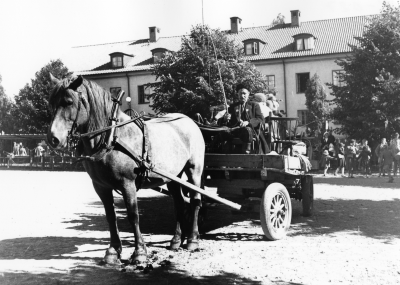 Barnens dag firande 
- häst och vagn -

Dok.100525/KG