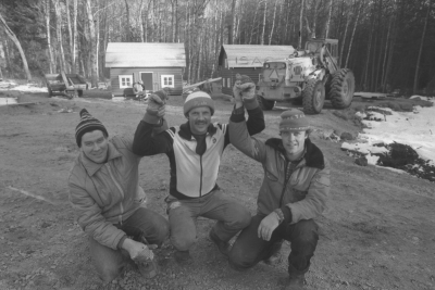 Sagobyn börjar byggas. Pelle Jalminger, Rein Soowik, Tommy Isacsson 