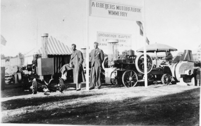 A.B. Beijers Motorfabrik utställer på Industri o Lantbruksutställningen i Motala 1937. Från vänster Ragnar Engborg Målilla och  Elon Waern Vimmerby.        