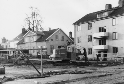 Baksidan på gamla skolan, där Kvalitetsmöbler bygger .

I gamla skolan i början på 1920-talet var småskolan på nedre botten, klass 1 och 2. Lärare Ada Karlberg och fröken Svanström.
Andra våningen lärare Signe Blomberg och fröken Hellerstedt.  Tredje våningen skolkök för flickor,  fröken Greta Hammarstrand. På fjärde våningen i en lokal fanns hjälpkurs, lärare Algot Björk.
Folkskolan klass 3 och 6 lärare Ebbe och Gunnel Engqvist, Ester Persson senare Blad som gift, Gerda Fröberg senare Stenklint som gift.
Alla kunde inte spela, utan dörrarna öppnades och Ebbe Engqvist spelade för flera klasser.  Kantor Ivar Engqvist född i Pelarne hade 4 barn, Åke, Gullan, Ebbe och en broder som var kyrkokantor i Linköping, smeknamn Pinglis.
På bild till vänster i  bakgrund jordbrukskassan med tornet samt Svenska Handelsbanken.  Här blir alltså kvalitetsmöblers verksamhet förlagd före Sandra-bygget.
Uppgiftslämnare: Cirkel Eken/Elsy Nilsson 020425
Dok.090202/SJ

