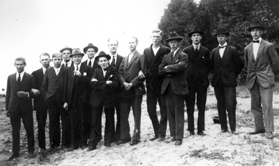 Personalen vid Ståhls möbelfabrik.  1. Yngve Österman, elektriker 2.  Axel Rundqvist  3. Erik Ax  4. Birger Evander  5. Axel Leander - Johansson  6. John Eriksson  7. Valter Johansson  8. Villy Carlsson  9. Sven Ericsson, snickare 10. Kurt Larsson  11. Knut Lindberg  12. Einar Johanson   13. Svahnberg  
14. Gustavsson, snickare Bäcksholm Östra Tullportsgatan 6, Vimmerby.    