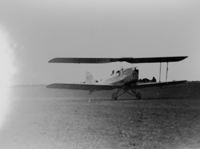 Hultsfreds flygplats. Planet är en "Tiger Moth" med beteckningen SE-CHH   
