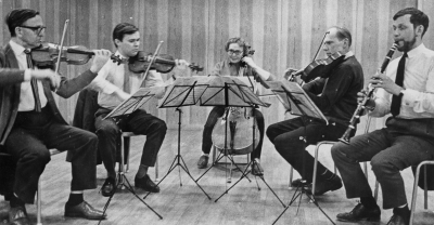 1. Ivar Pierro musikdirektör  Västervik, 2. Arne Hjertberg musiklärare, 3. Fru Sonja Pierro Västervik,  4. Per Olof Olsson musiklärare Södra Vi,  5. Lennart Cederholm musiklärare Vimmerby.    

Dok.090325/SJ
