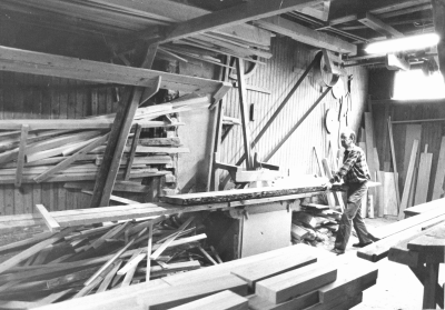 Bildtext: Klyvbänk.
Dokumentationsfotografering av tillverkningsprocessen på Snickargården.
Vårvintern 1988
Tillverkning av fransk pardörr.
Avbildade personer:
Tönnes Andersson
Bernth Ericsson
Lillan Ericsson
Alvar Andersson
Bildmaterialet användes senare till en skärmutställning om Snickargården som visades på Vimmerby Bibliotek