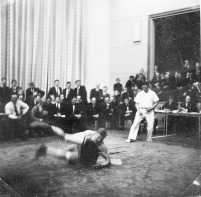 Allan Gustafssons egen dokumentation: " Fyrstads i Folkhögskolan i Vimmerby 11 november 1956, publik 600 personer."