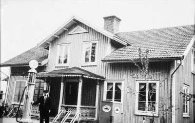 Fastigheten Ekelund nr.3 i Tuna stationssamhälle. Huset byggdes c. 1894 av handlaren Claes Melander som bl.a hade mat och öl servering i huset. På 1920-talet hade handlaren Ernst Nyman sin affär i husets gavel som blev kvar framtill 1932 då han flyttade till Gladhammar och byggde en nya affär i samhället. 1933 tog Claes Melanders son Jacob över affären och hade den framtill 1936 då han flyttade hela verksamheten till grannhuset Sofiero. Den affären blev till sist “Källåkers” efter att Jacob sålde affären till Sven Källåker c. 1950.
Reprofoto
