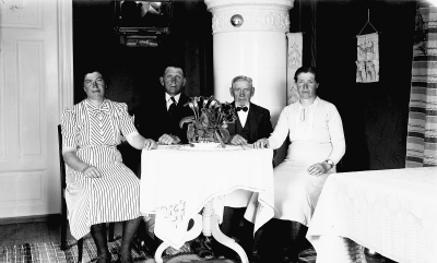 Från vänster: Nancy H. Albert H. Johan L. Helga H.

Syskonen Johansson Alsarp, deras fader Johan Larsson 2:a från höger