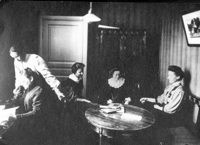 Samrealskolan, sittande från vänster 1. Fröken Tecla von Reis, 2. (stående) Fröken Ester Enander, 3. Fröken Astrid Björklund ( dotter till adjunkt Gustaf Björklund ) lärare i Linköping, 4. Fröken Rigmor  teckningslärare, 5. Fröken Ruth Tidman handarbetslärarinna gift med Jägmästare Enander i Böda (död).      