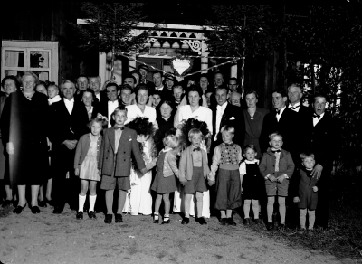 Dubbelbröllop
.1 Greta Blomgren  2. Fru Ström  3. Eva Karlsson född Lindström  4. Britt-Marie Klingstedt född Karlsson, dotter till Eva  5. Herr Ström  6. Holger Lindström Grönlid  7. Ebba Lindström gm. Holger  8. Alvar Pettersson  9. Birgitta f. Alvarsson dotter till Alvar  10. Tore Ström, Västervik  11. Leif Lindström 16. Britta Ström  19. Viola Lindström gift med Folke  20. Anna Lindström född  Mellgren  22. Anna-Lisa Melander född Lindström   24. Vivan Nilsson född Lindström gift med Ivar  25. Ivar Nilsson  26. Erik Melander  
29. Fru Melander  30. Per Birger Karlsson, Frödinge  31. Herr Melander  32. Folke Lindström  33. Kerstin Strömdahl född Blomgren dotter till Harry o Greta  34. Stig Nilsson son till Ivar  35. Sture Nilsson  36. Bengt Karlsson son till Folke  37. Berndt Lindström son till Folke  38. Håkan Lindström son till Folke.  Bilden är tagen i Grönlid i Vimmerby , när systrarna Britta och Anna-Lisa gifte sig. Britta gifter sig med Tore Ström, och Anna-Lisa med Erik Melander. Vid fotograferingen sattes en blixbelysning upp i ett träd. Det var en behållare med ett pulver i som antändes. Behållaren, formad som en reflektor, hängdes i trädet med en tråd. Äppelträdet, som blixten hängdes upp i, finns fortfarande kvar år 2003.            