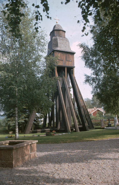 Djursdala klockstapeln  samt Önskebrunnen
090513/KG