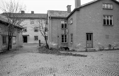 Innergård, Kvarteret Näktergalen. Baksidan av Skogsbergs manufaktur / Kemtvätten
Drottninggatan 16 rakt fram