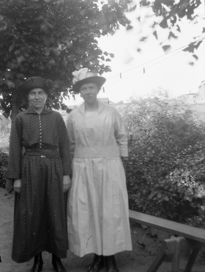 Yngve Anderssons egen  dokumentation: Syster till Otter, samt besökande släkting från USA, 1920-talet.