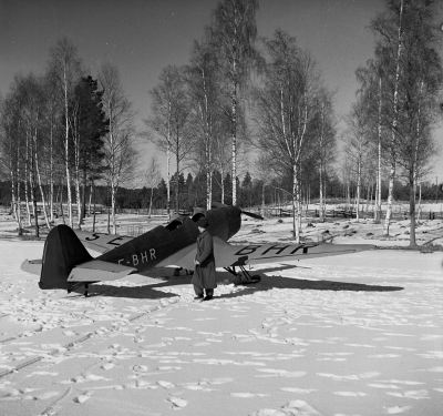 Flyg i Vimmerby

Dok.110526/KG

Flygplanet "Klemm" i Vimmerby. Ägare Beyron Milton med flera.  
Planet är en Klemm 35 och det var ett ganska vanligt plan under en hyggligt lång tid. Det kunde utrustas med flottörer. Bortåt 2000 plan byggdes av denna typ. Just detta plan byggdes 1940. 