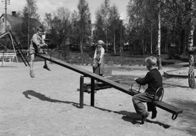 Lekande barn i Kungsparken

Dok.100531/KG
