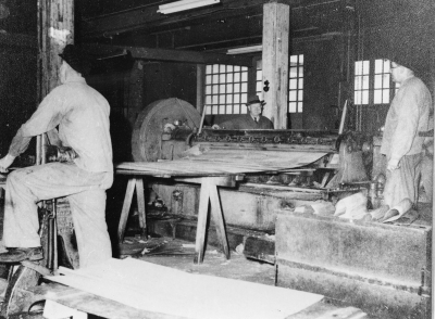 Fanérsvarven, från vänster   Ragnar Ståhl,   Samuel Samuelsson, Verkmästare och Gustav Flink, Svarvare.       