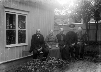 Herr Jansson Oscar II:s gata Wimmerby

Vid gårdshuset på södra kvarteret nummer 8 
( Storgatan 28 ) Vimmerby