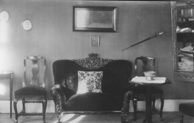 Fästmansoffan i övre långrummet samt det 8 kantiga bordet lottat till Britta,
men av Sigrid sänt till Erik Lissell.

Dok.090629/SJ