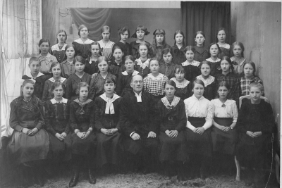 Minne av läsåret i Vimmerby oktober 1918 - 4 maj 1919.  Sittande i främre raden Iris Flender - Lindberg till vänster. 