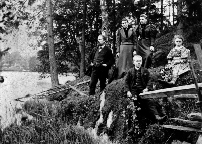 Vimmerby 07-10-03, Tage Gustavssons dokumentation: 

Familjen Hultgren före flytten från Bruzaholm  till Storebro 1899.
Edvard Hultgren, Johanna Hultgren, Olga Hultgren/Hammarström, Hjalmar Hultgren och Elsa Hultgren.