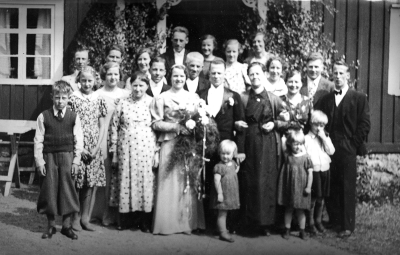 Skomakarmästare Ivar Nilssons bröllop Grönlid, Vimmerby 1937. 1. Folke Gustavsson  2. Eva Lindström - Karlsson  3. Viola Lindström   4. Anna Lindström, fru ( Brudens moder )  5. Folke Lindström  6. Vivan Lindström - Nilsson  7. Ivar Nilsson, skomakarmästare  8. Amanda Nilsson,fru  9. Greta Lindström - Blomgren  10. Eva NIlsson - Jansson  11. Doris Jansson  12. Clary Jansson - Nilsson  13. Paul Nilsson, verkmästare  15. Holger Lindström  16. Alvar Pettersson  17. Märta Lindström - Pettersson  18. Valter Jansson, lantbrukare Blägda  19. Karl Johan Nilsson, tröskverksbyggare  21. Maj Gustavsson - Axelsson, fru  22. Ingeborg Nilsson - Gustafsson  23. Harry Blomgren.        