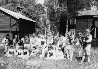 Gästgivarhagen.  Stående från vänster. .1 Rolf Eriksson Vimmerby Dansledare,  2. Ernst Bruce Vimmerby,  3. Urban Gunnarts Lönneberga,  4. Christer Henriksson Brantestad,  5. Tycko Karlsson Södra Vi,  6.Thorvald Eriksson Vimmerby,  7. Gun- Britt   Lagerström Storebro,  8. Verita Eriksson Vimmerby,   .9 Lars Andersson Vimmerby,  10 Sven Olof Andersson Storebro,  11 Sivert Lagerström Storebro,  12 Per Allan Karlsson,  13 Sture Nyman Södra Vi, 14 Per Olof Rollborn Rumskulla,  15 Sylvia Karlsson ( Franzén)  Vimmerby, 16 Roland Franzén Vimmerby,  .  Sittande från vänster. 17 Berit Henriksson Brantestad,  18 Margit Larsson Mariannelund,  19 Eva Johansson Vimmerby , 20 Ann- Britt Henningsson Figeholm,  21 Ingvar Nilsson "Emil" Lönneberga,  22 Stina Andersson Storebro,  23 Bo Thorsell Lillerum, Tuna  24 Gun Andersson Vimmerby,  25 Ylva Karlsson Södra Vi.      