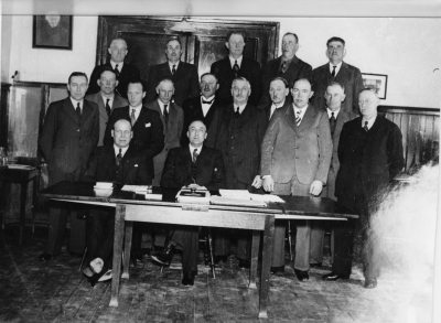 Vimmerby landsförsamlings kommunalfullmäktige. 1. Erik Vahlbom, metallgjutare Storebro,  2. Algot Hemmingsson, lantbrukare Hästmossehult,  3. August Karlsson, byggmästare Storebr,  4. Arthur Artmark, Lådingsfall,  5. Valdemar Karlsson, lantbrukare Solnehult,  6. Axel  Bottner, järnsvarvare Storebro,  7. Zante Hansson, lantbrukare Grägarp,  8. Thure Karlsson, målare Älåkra,  9. Axel Gustafsson, lantbrukare Skillingerum,  10. Aron Eklund, lantbrukare Grägarp, 11. Samuel August Ericsson, Prästgårdsarrendator Näs Vimmerby,  12. Georg Larsson, lantbrukare Djurstorp, 13. Eskil Johansson, järnsvarvare Storebro, sedan fjärdingsman i kommunen,  14. Axel Jansson,lantbrukare Ljungåkra, 15.  Anton Andersson, Vrångatorp,  16. Arvid Nilsson, arborrare Storebro,  17. Melker Hemmingsson, Älåkra, ordf. i kommunalfullmäktige.    