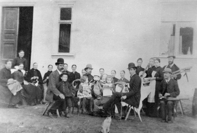 Taget på Handlare Karl Johanssons gård vid torget före sekelskiftet.   Pojken som står bredvid fadern är John Ek som bor vid järnvägsområdet.    J.A. Ek inspektör Bränneriet  7. John Ek.  