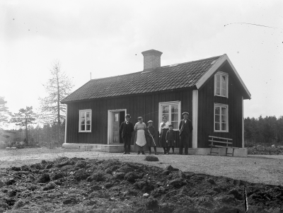 1922 Skräddare Johan Emil Flender 1874-1951,
Fanny Flender 1873-1953,
Olof Flender 1909-1995,
Iris Lindberg f Flender 1904-1998,
Karl-Erik Flender 1914-1991,
Sven Flender 1899-1932,
Skogslund Trekanten Vimmerby Maj 1922.   U.F.
