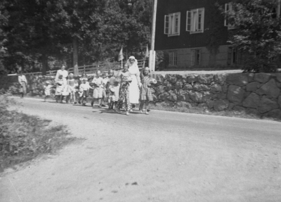 Barnhemmet, Krön
"Meddelande
På förekommen anledning får jag härmed bedja de lantbrukare, som på hösten 1927 skänkte en del timmerstockar för uppförande av barnhemsbyggnaden i Vennebjörke, vända sig till mig före den 15 april för utfående av den ersättning, vartill de kunna anse sig vara berättigade. Då jag ej vet om barnhemmets verksamhet kommer att fortsätta efter detta års utgång, vill jag hava klarhet i denna sak. Vimmerby den 21 mars 1940. Mimmi Ingeström"
Vimmerby Tidning 20/3 1940



Dok.080214/RS