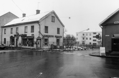 Hus i kvarteret Näktergalen har rivits. Länge var det ett grusområde som i folkmun kallades Gropen. Efter Skor och Läder kom huset att inrymma stadsmuseum