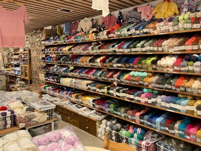 Bladhs eftr AB flyttade från Sevedegatan i Vimmerby till Oskarhamnsvägen i Tuna sommaren 2024. Innehavarna Dorothee Andersson och Evert Johansson tog över butiken 1992-93, då i lokalerna på andra sidan gatan. Flytt till lokalen man lämnade 2024 skedde 2002. 
Bilderna är tagna våren 2024 när viss nedplockning startat.