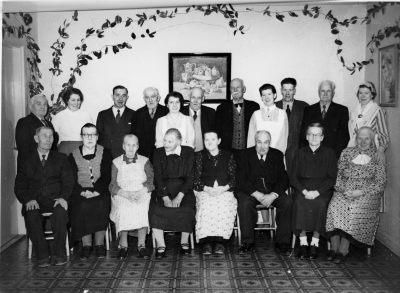 Hörestadshults ålderdomshem. 1. Sjöberg  2. Kerstin Lilja  3. Johan  4. Adel  5. Eva Larsson  6. Andersson, Knabbarp  7. Wredberg, Storebro  8. Marianne Hansson  9. Algot Andersson död 1956  10. Backman, Storebro  11. Sonja Bjelke,föreståndare sedan Målilla "Köppgutten" Lerkärret  13. Hultman  15. Fia Adolfsson  16. Alma Andersson  17. Ludvig Andersson 18. Ester Svensson  19. Augusta Gustavsson.      