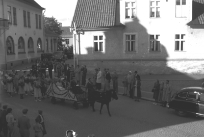 Barnens dag i Vimmerby.
Stadsbiblioteket
Barnens Dag, kortegen passerar Stadsbiblioteket