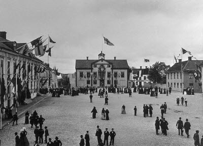 Torget vid sekelskiftet. Från Konungabesöket. Rådhuset, Wimmerby.   Foto: Gösta von Brauns Bokhandel, Wimmerby.

090414/KG