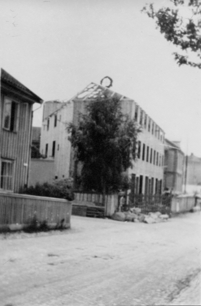 Taklagsfest när Missionsbokhandeln byggdes på den tomt där August Widéens fotoateljé stod tills branden 1929.