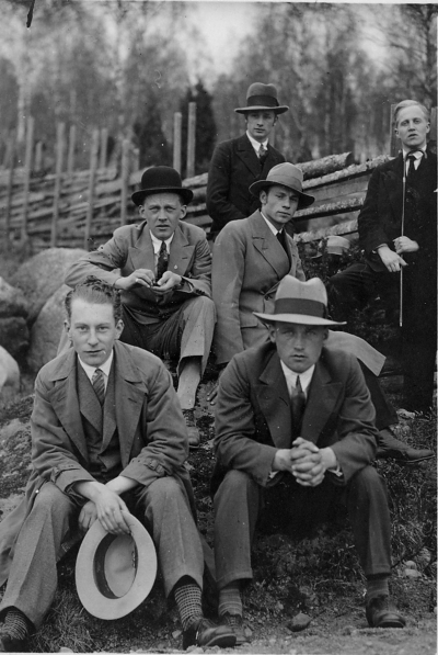 Bakre raden från vänster 1. Gösta Ericsson, radioreparatör, 2. Erik Bendix,  journalist.  Mellersta raden 1. Harry Karlson 2. Charlie Ericson. konstnär.   Främre raden 1. Enold Ekberg, tidningsman 2. Gunnar Ericsson, arrendator, riksdagsman, Näs. 
dubblett med 6342