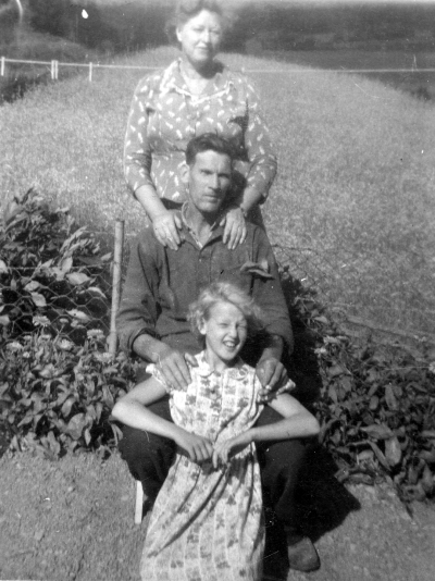 Längst fram Anita Palowaara född Svensson. Bakom henne föräldrarna Hilding och Frida Svensson, Lillhem, Åbrobacken Vimmerby.