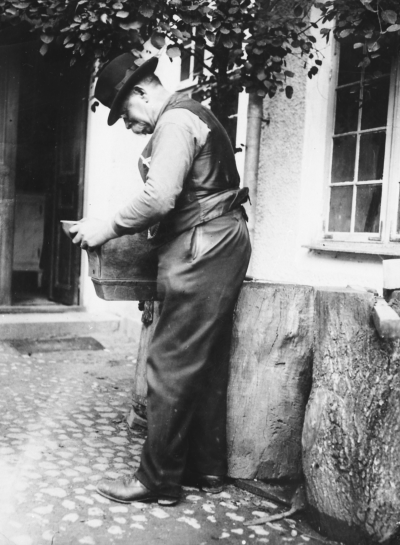 Kopparslagare Oskar Wenström 
född 1869 död 1950
hans hustrus namn Petronella