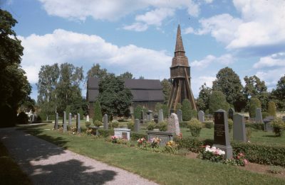 Frödinge kyrka klockstapeln kyrkogården 

090518/KG
