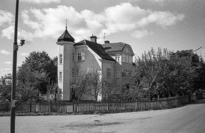Östra Tullportsgatan 12, huset kallas Gustavsborg. Byggdes 1912 av Gustav Viktor Hallberg (född i Gladhammar) som kom flyttande hit 1907 med hustrun Ada Matilda (född i Törnsfall) från Västervik. Först byggdes sågen så att man där kunde få fram virke att bygga träförädlingsfabriken och stora boningshuset av. Hallbergs / Vimmerby träförädling
Hallbergs och Vimmerby 