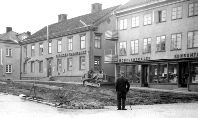 Stensättning
Torget får huggen gatsten 1950-talet.   T.E.
