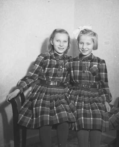 Gunnar Petterssons döttrar
Margit och Siv.               