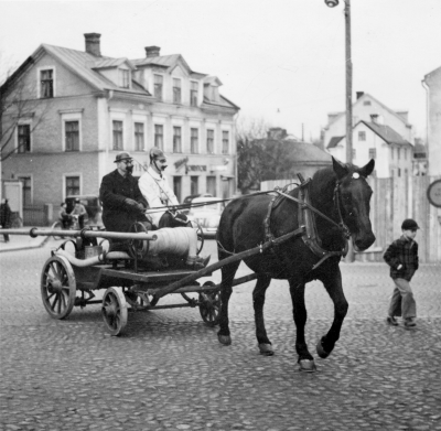 Evy Nicanders dokumentation: I svängen vid Carl Johanssons affär, i bakgrunden Svanbergs frisörsalong och Wikbergs konditori.