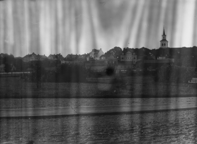 Staden sedd från järnvägsområdet omkring 1910.   T.E.