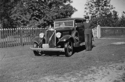 Erik Liljeblads andra taxibil. Bilden är tagen i början av 1930 - talet vid Höknäsets gård. Han hade taxirörelse i Vimmerby under 37 år.
Bilen är en volvo